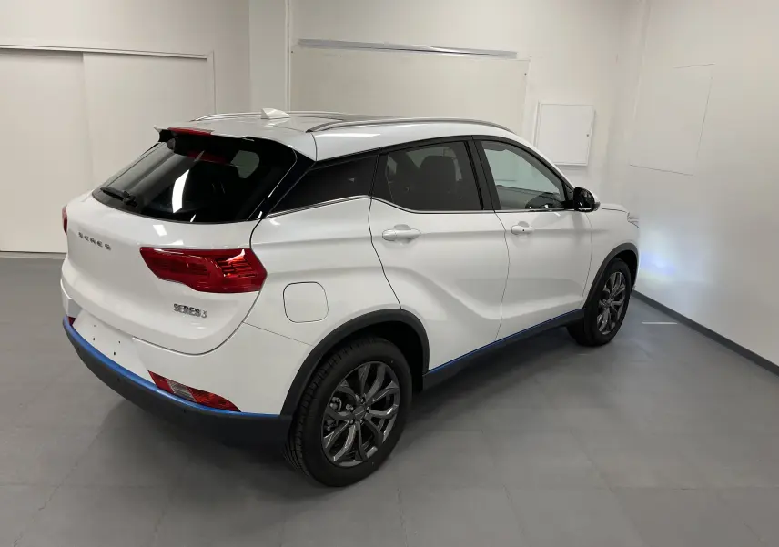 Vue 3/4 arrière droite du SUV électrique blanc SERES 3 Luxury avec jantes foncées et toit panoramique.