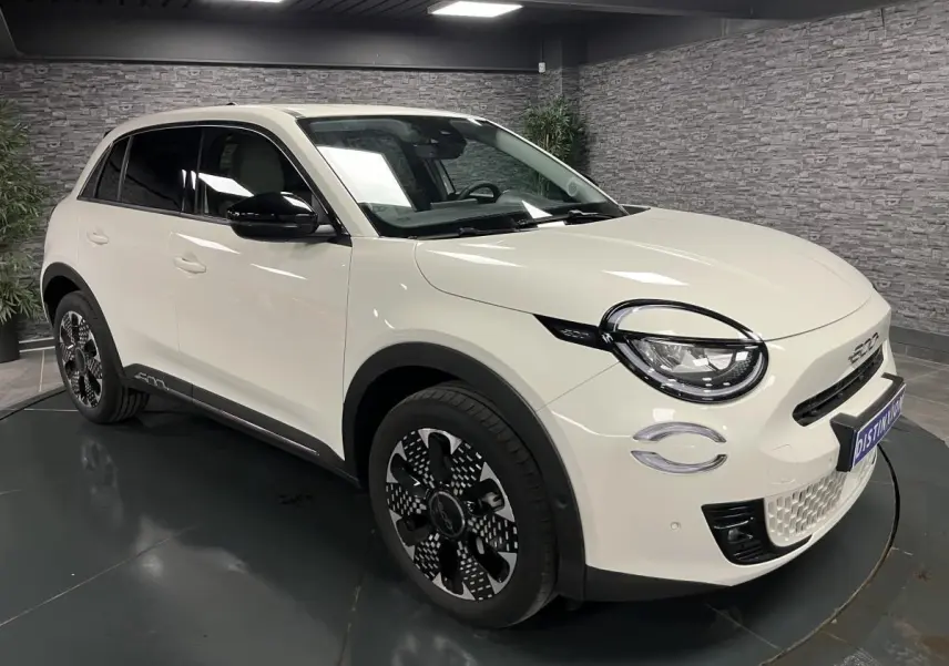 Vue 3/4 avant droite de la FIAT 600 blanche 2024 avec jantes alliage 18'' diamantées et phares LED Infinity.