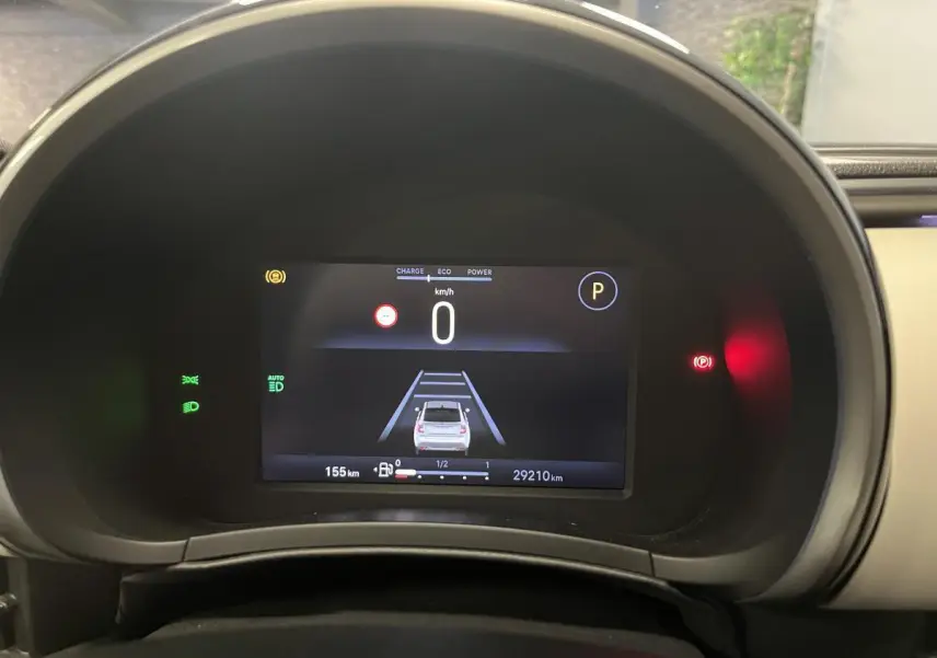 Combiné numérique 7 pouces affichant la vitesse et l'aide à la conduite du Fiat 600 blanc 2024 en vue frontale.