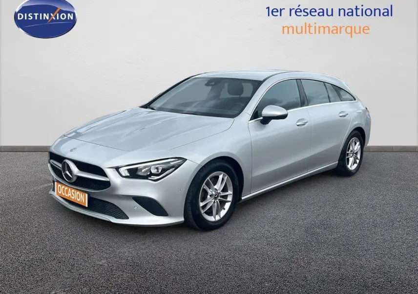 Mercedes Classe CLA Shooting Brake 180 diesel argent iridium, vue 3/4 avant côté droit sur fond neutre.