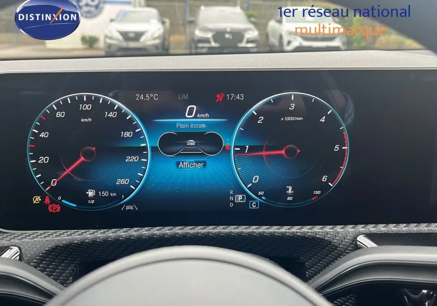 Tableau de bord numérique de Mercedes Classe CLA Shooting Brake 180 diesel, affichage vitesse et compte-tours en bleu.