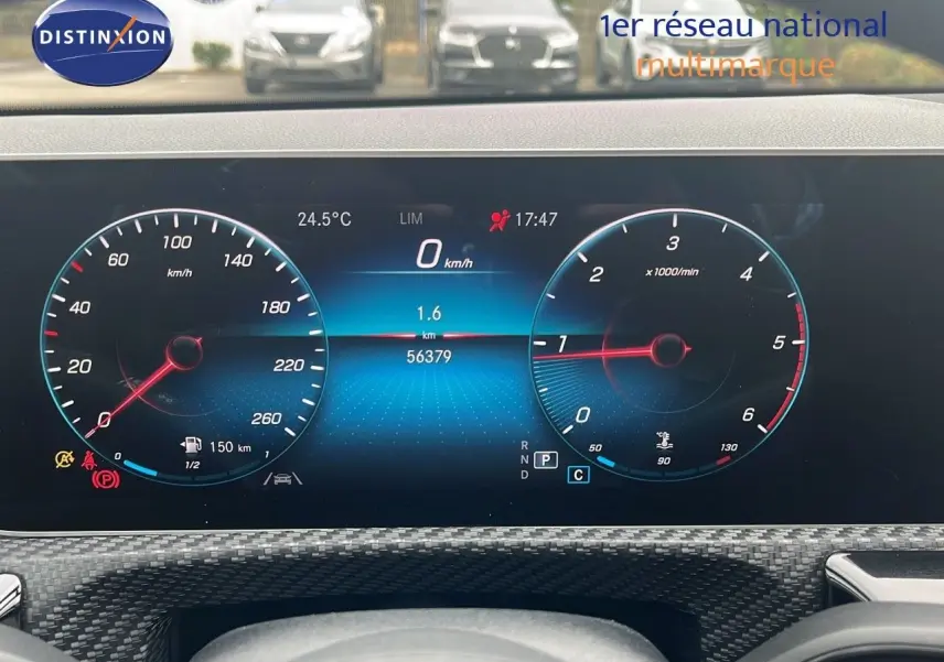 Tableau de bord numérique de Mercedes CLA Shooting Brake 180 diesel, affichage vitesse et compte-tours en gros plan.