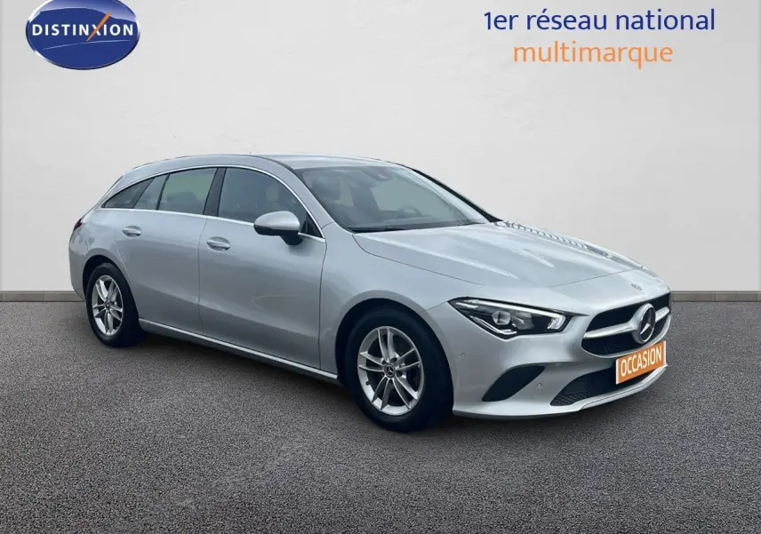 Mercedes Classe CLA Shooting Brake 180 diesel argent iridium, vue 3/4 avant côté gauche, élégante et moderne.