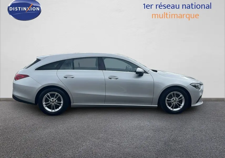 Profil droit d'une Mercedes Classe CLA Shooting Brake 180 diesel en argent iridium métallisé, avec jantes alliage et lignes fluides.