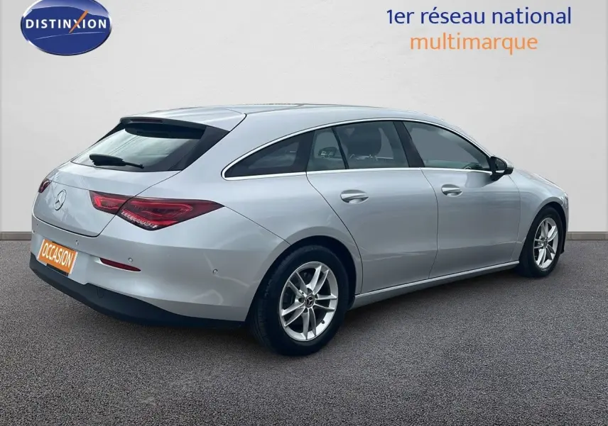 Vue 3/4 arrière droite d'une Mercedes CLA Shooting Brake 180 diesel en argent iridium métallisé, avec jantes alliage.