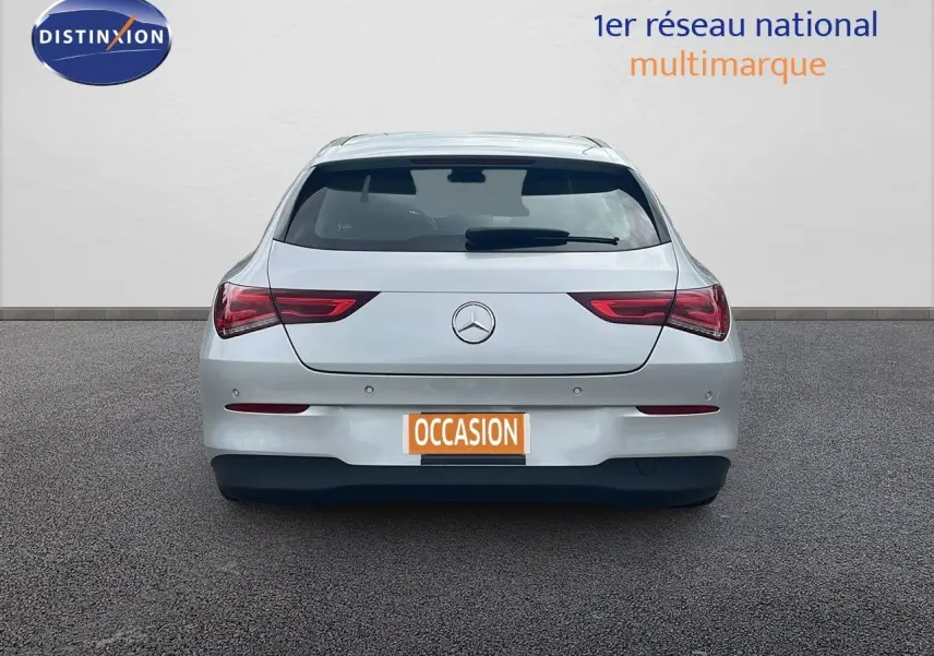 Vue arrière d'une Mercedes Classe CLA Shooting Brake 180 diesel en argent iridium métal, avec feux LED distinctifs.