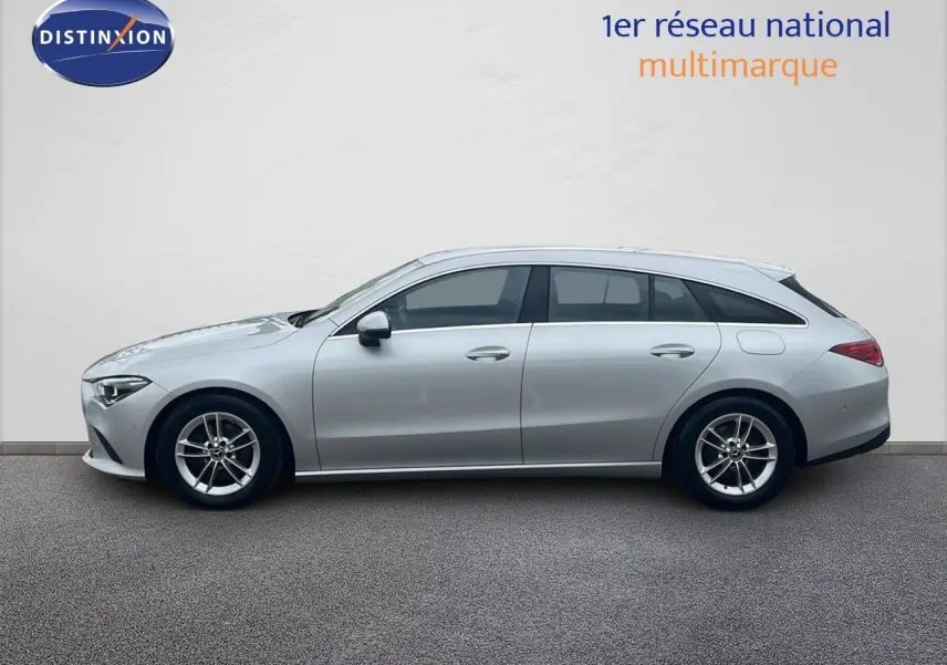 Profil côté gauche d'une Mercedes Classe CLA Shooting Brake 180 argent iridium métal sur fond clair.