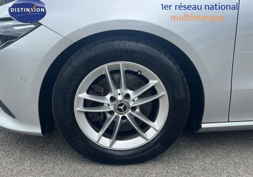 Gros plan sur la roue avant gauche argentée d'une Mercedes Classe CLA Shooting Brake 180 Diesel 2020.