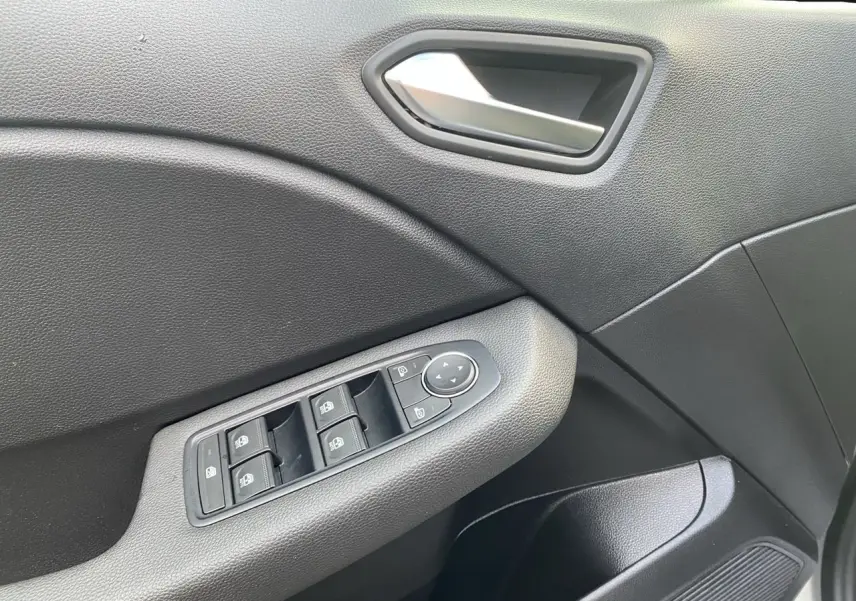 Panneau de porte avant gauche de Renault Clio V gris Highland avec commandes électriques des vitres et rétroviseurs.