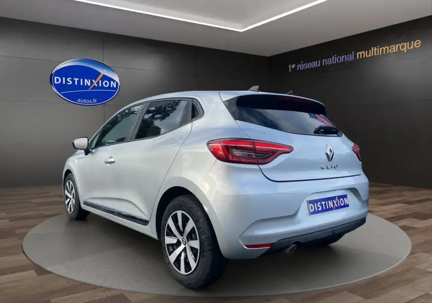 Vue 3/4 arrière droite d'une Renault Clio V gris Highland avec vitres arrière surteintées et feux LED signature en C