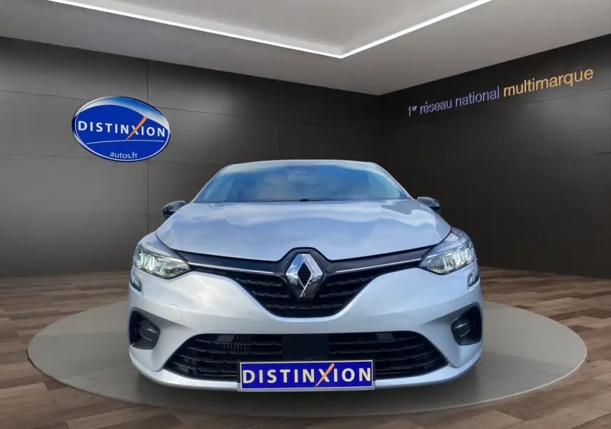 Vue frontale d'une Renault Clio V TCE 90 Evolution gris Highland avec projecteurs Full LED et calandre noire.