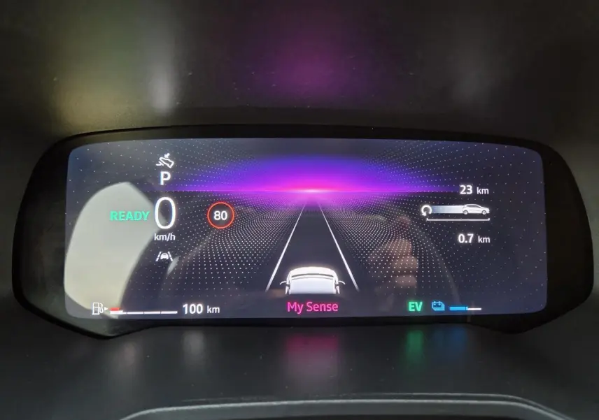 Affichage numérique du tableau de bord de la Renault Clio hybride 2025 montrant la vitesse, mode My Sense et autonomie électrique.