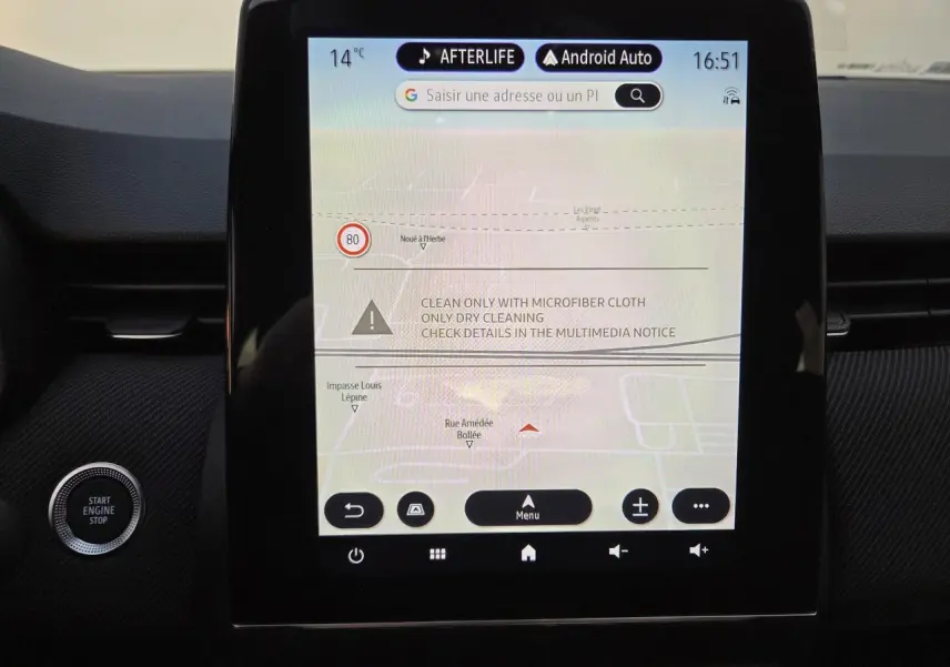 Écran tactile central du tableau de bord de la Renault Clio V hybride gris Rafale affichant la navigation et Android Auto.