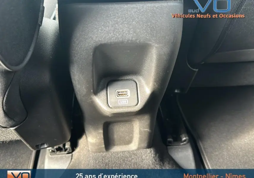 Prise USB arrière visible entre les sièges noirs du Fiat 500X MY23 noir, intérieur épuré et fonctionnel.