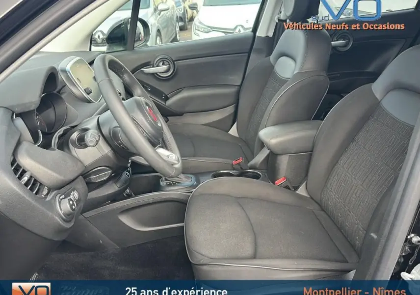 Intérieur noir du Fiat 500X MY23, vue côté conducteur montrant sièges et tableau de bord moderne.