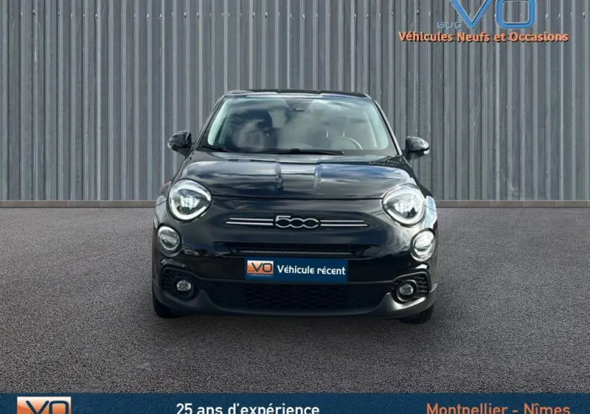 Vue avant d'une FIAT 500X noire 2023 avec phares ronds et logo 500 centré sur la calandre.