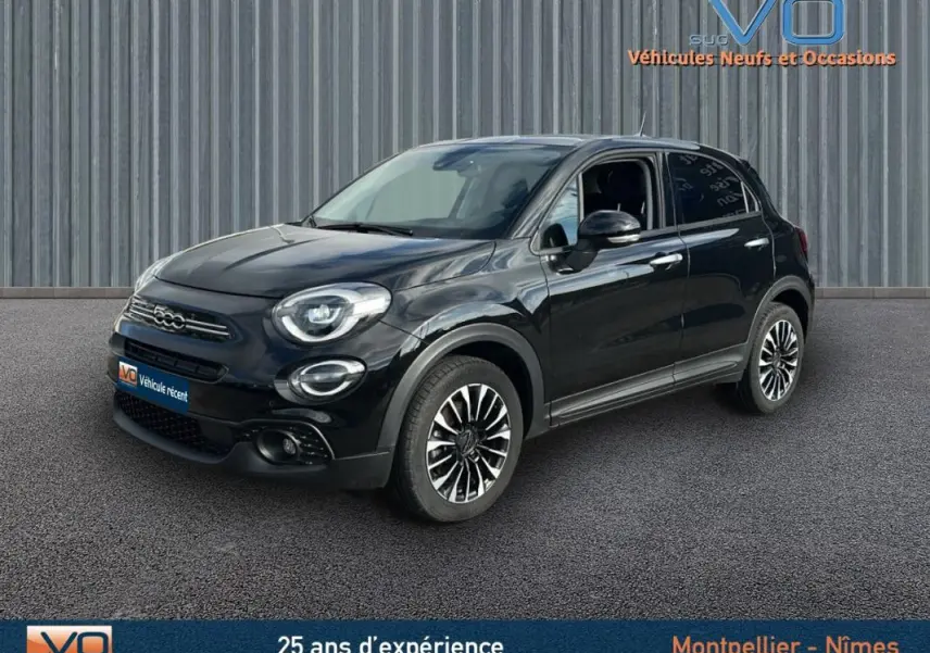 Fiat 500X noir en 3/4 avant droit, avec jantes classiques 16 pouces et phares ronds distinctifs visibles.