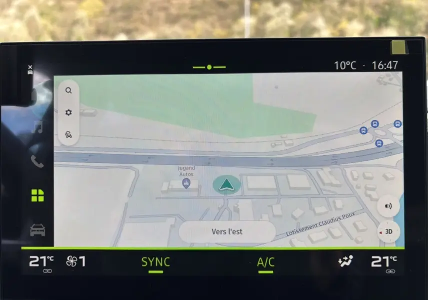 Écran tactile 10,1 pouces du tableau de bord du Dacia Bigster Hybrid 155 Journey Plus affichant la navigation GPS.