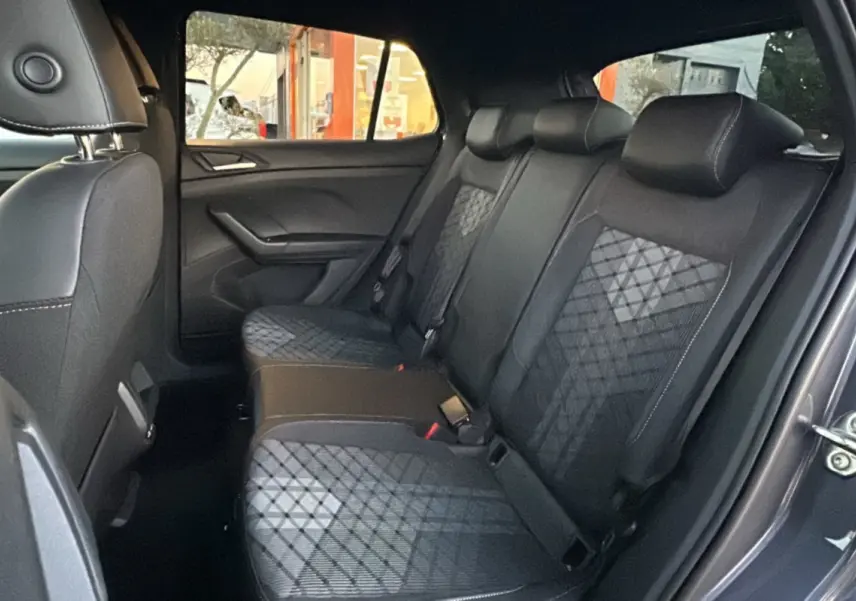 Vue intérieure côté droit sur la banquette arrière du Volkswagen T-Cross gris cendré avec sellerie tissu à motifs géométriques.