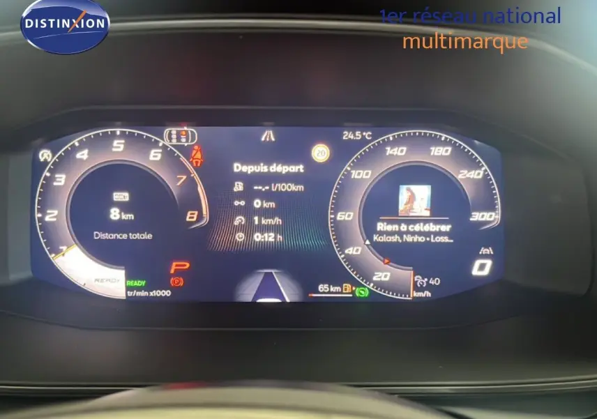 Vue rapprochée du tableau de bord numérique de la CUPRA Formentor 1.5 eTSI affichant la vitesse, le régime moteur et les informations de conduite.