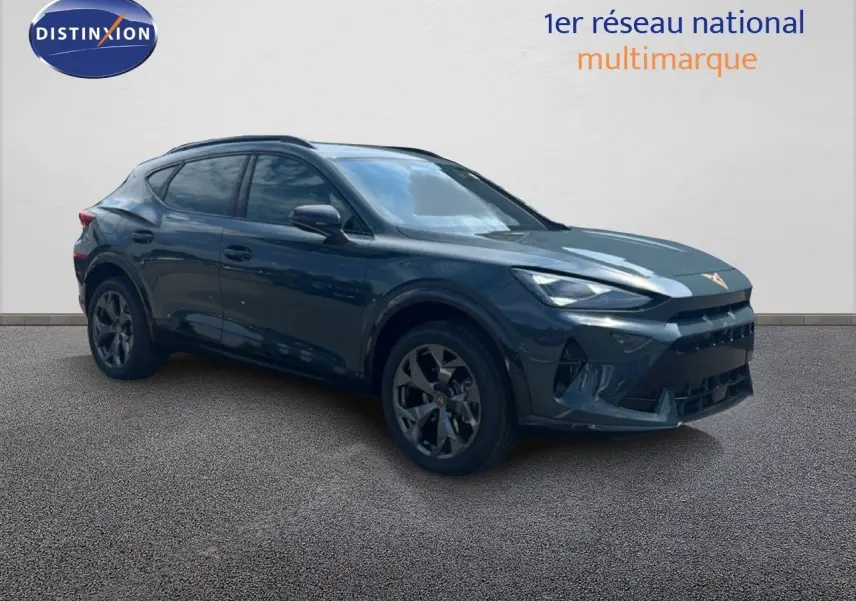 SUV CUPRA Formentor bleu Fjord métal vu en 3/4 avant droit, avec jantes noires et calandre distinctive.