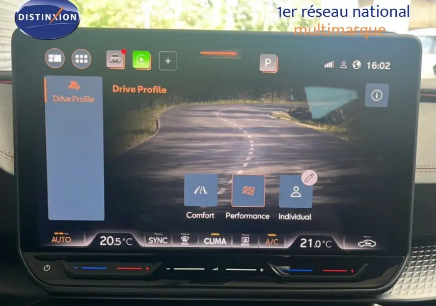 Écran tactile central du CUPRA Formentor 2026 affichant les modes de conduite avec interface moderne et claire.