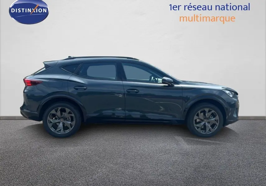 Profil droit d'un CUPRA Formentor 1.5 eTSI 150CH DSG7 bleu Fjord Métal, SUV hybride essence 2026, jantes alliage distinctives.