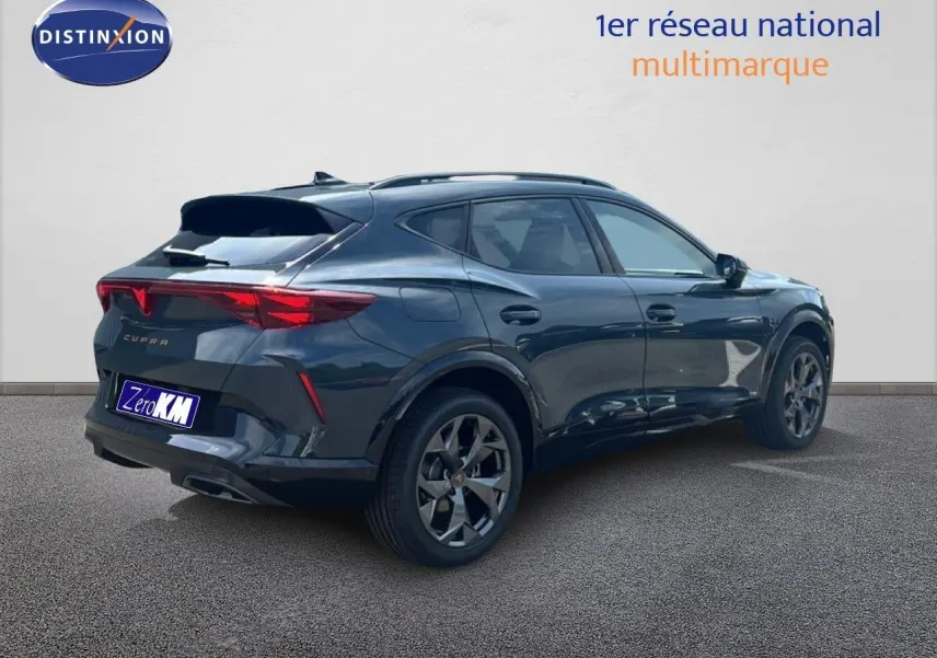 Vue 3/4 arrière droite d'un CUPRA Formentor bleu Fjord Metal avec jantes noires et feux arrière LED allumés.