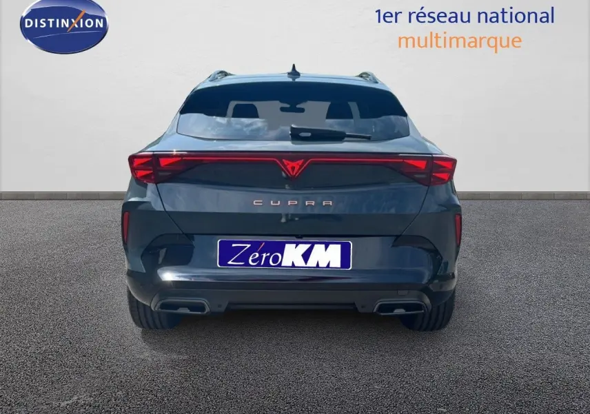 Vue arrière d'une CUPRA Formentor bleu Fjord Metal avec feux arrière en bandeau lumineux et double sortie d'échappement.