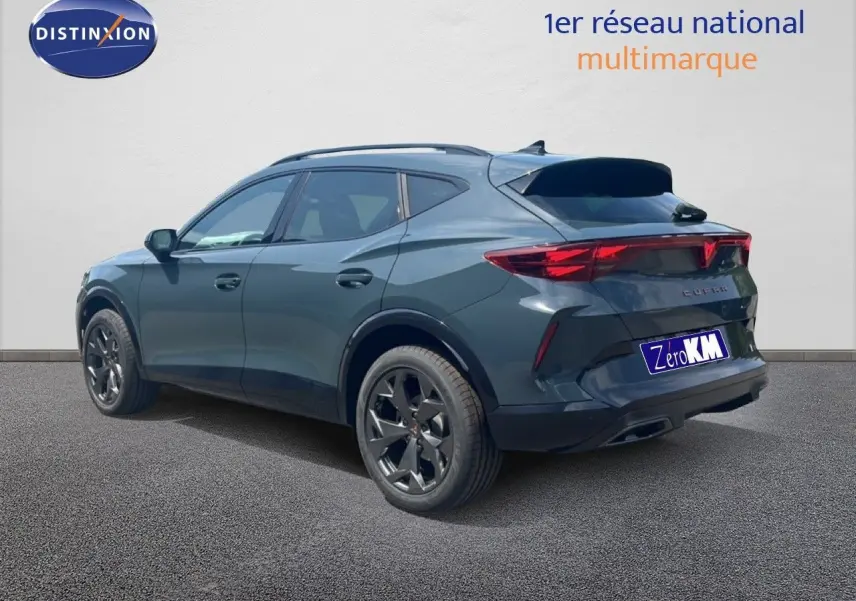 Vue 3/4 arrière droite d'une CUPRA Formentor 1.5 eTSI 150CH DSG7 bleu Fjord Metal avec jantes noires et feux arrière LED.