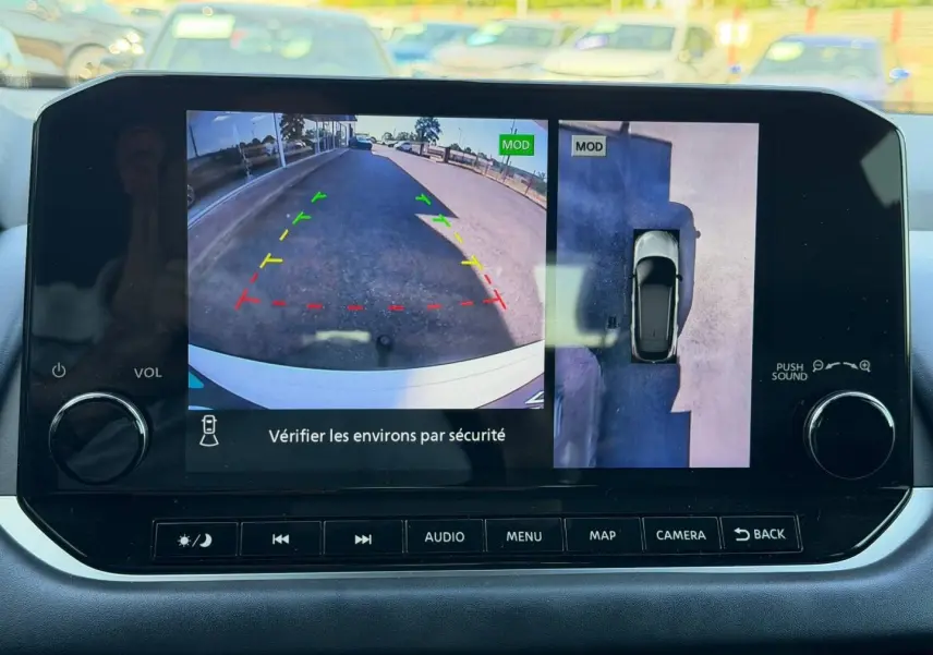 Écran tactile intérieur du Nissan Qashqai 2022 montrant la caméra de recul et la vue panoramique 360° en stationnement.