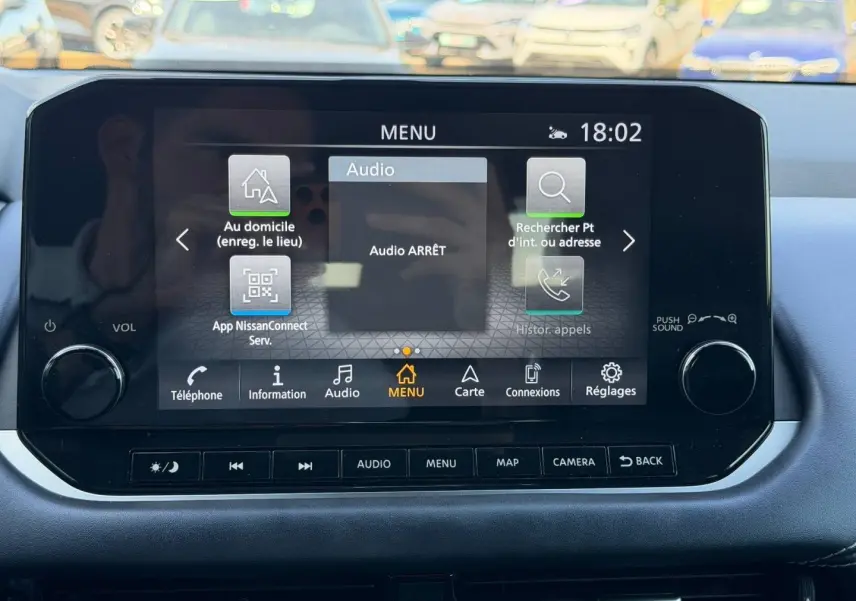 Écran tactile central du Nissan Qashqai 2022 affichant le menu principal avec options audio et navigation.