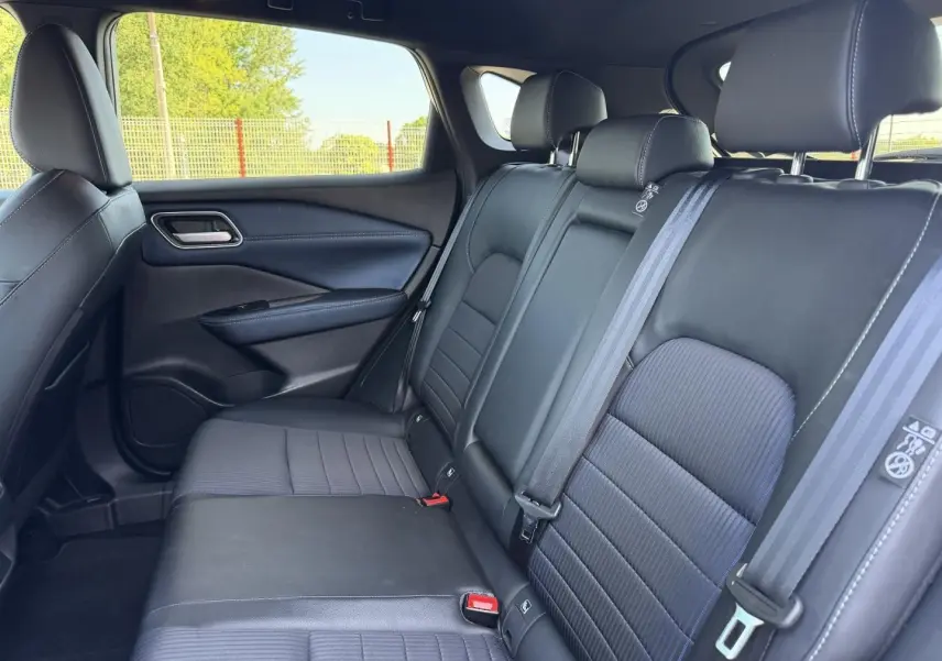 Vue intérieure côté droit montrant la banquette arrière noire du Nissan Qashqai 1.3 Mild Hybrid 2022.