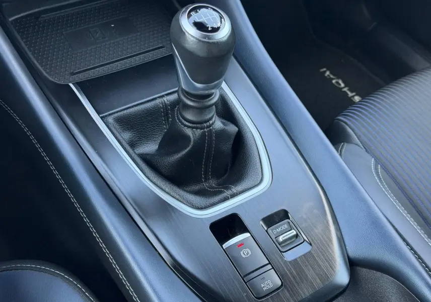 Gros plan sur la console centrale avec levier de vitesse manuel en cuir et commandes D-Mode du Nissan Qashqai 2022.
