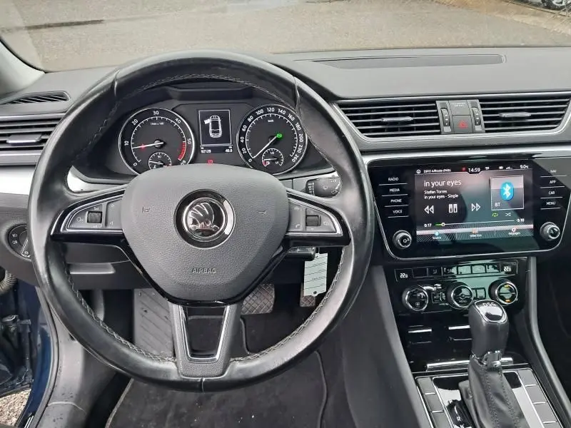 Vue intérieure du tableau de bord et volant Skoda Superb Combi 2018, avec écran tactile et commandes au volant.