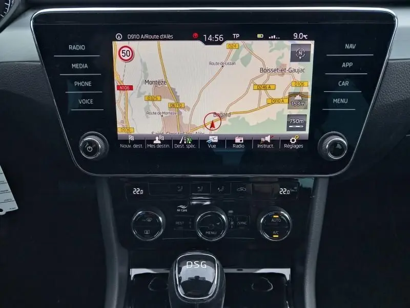 Vue rapprochée de l'écran de navigation et console centrale d'une Skoda Superb Combi bleu métal 2018 avec boîte DSG.