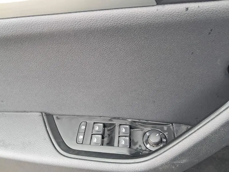 Panneau de porte côté conducteur de Skoda Superb Combi 2018 bleu métal, avec commandes électriques des vitres et rétroviseurs.