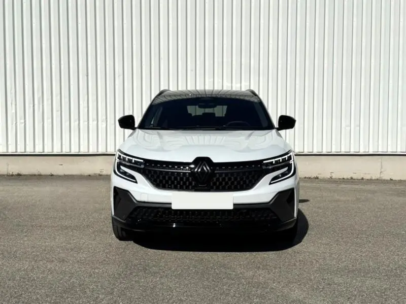 Vue frontale du Renault Austral blanc nacré brillant avec calandre noire et phares LED distinctifs.
