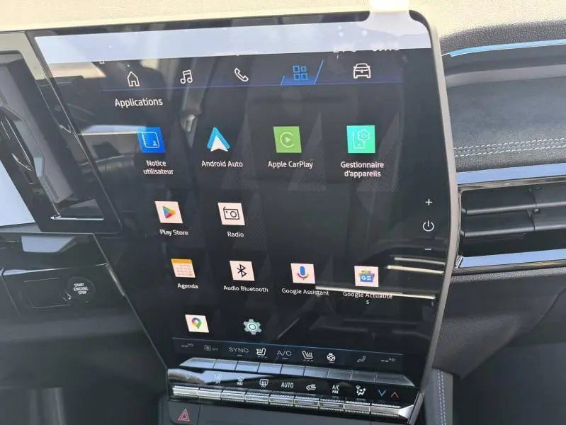 Tablette tactile centrale du tableau de bord du Renault Austral 2025 finition Iconic esprit Alpine.
