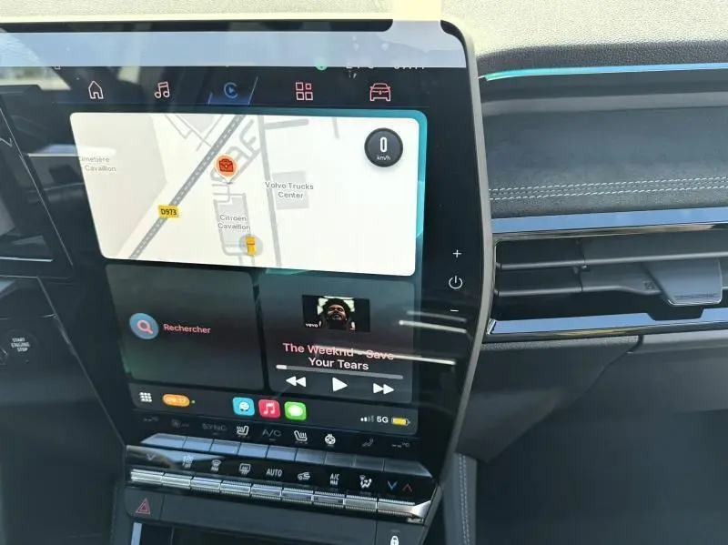Écran tactile central du Renault Austral 2025 en vue rapprochée, soulignant la navigation GPS et la lecture musicale.