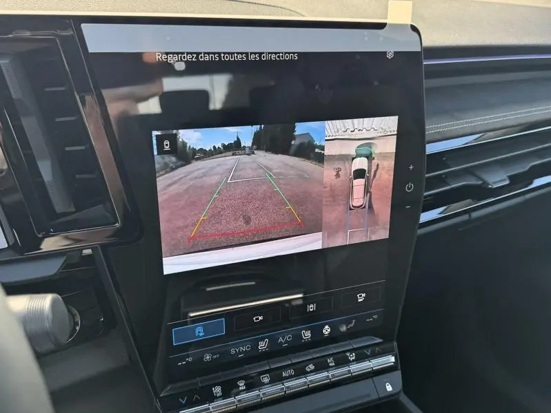 Écran tactile intérieur du Renault Austral blanc nacré montrant la caméra de recul et vue panoramique 360°