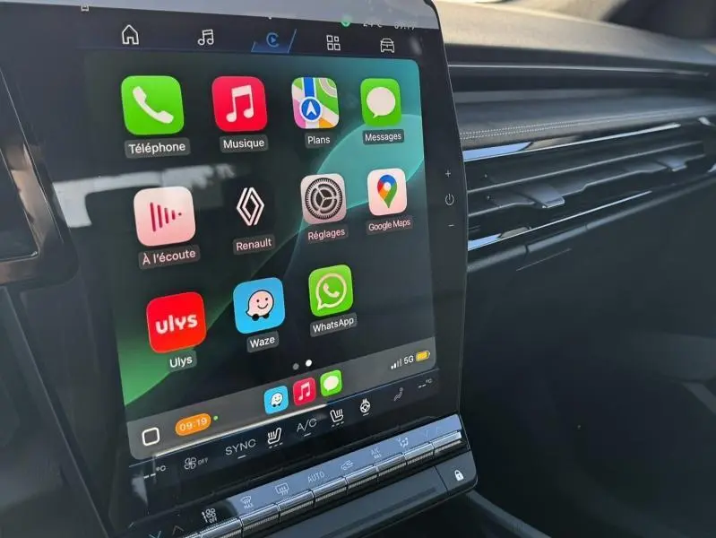 Écran tactile central du tableau de bord du Renault Austral blanc nacré, affichant les applications connectées.