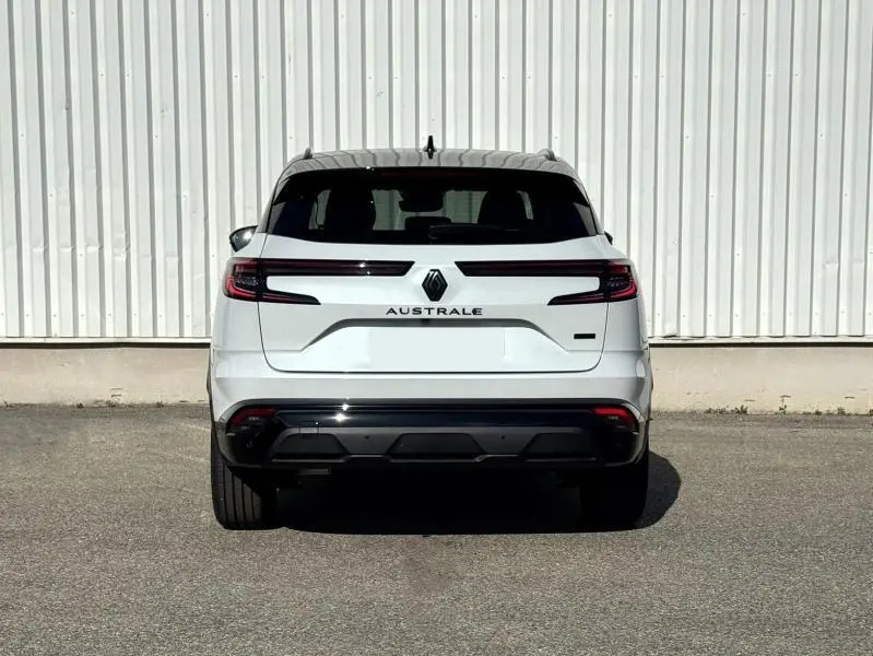 Vue arrière du Renault Austral blanc nacré brillant avec feux arrière LED et logo central sur fond clair.