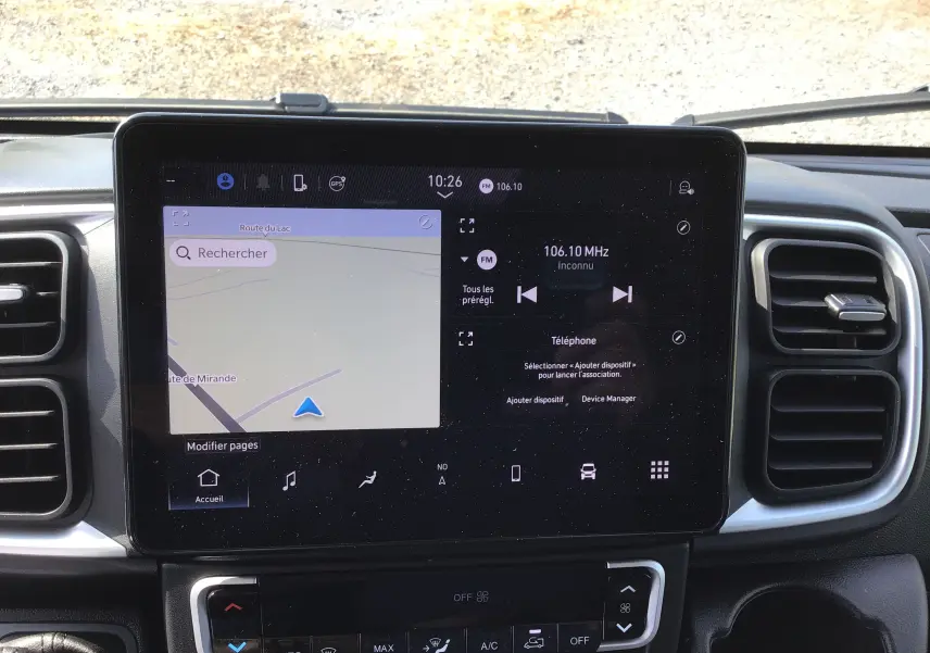 Écran tactile central du tableau de bord du Peugeot Boxer Fourgon 2025 avec navigation et commandes climatisation visibles.
