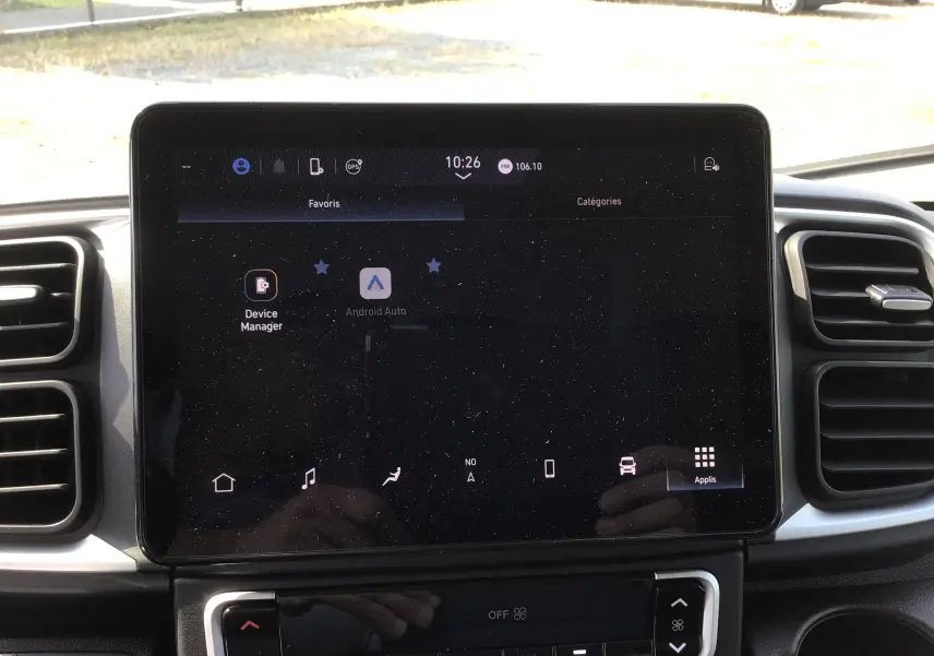 Écran tactile central du tableau de bord du Peugeot Boxer Fourgon 2025 avec interface Android Auto visible.