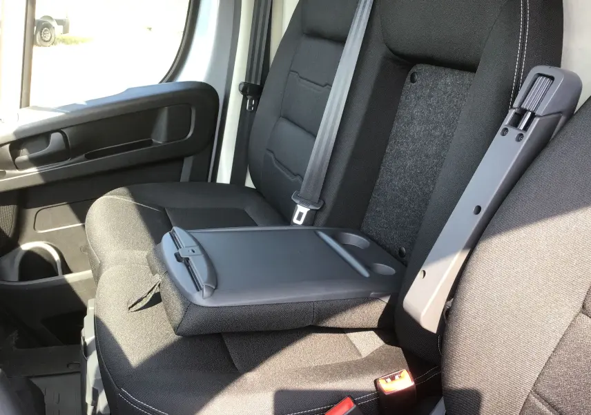 Vue intérieure côté droit du siège passager noir avec accoudoir et ceinture de sécurité du Peugeot Boxer Fourgon 2025.