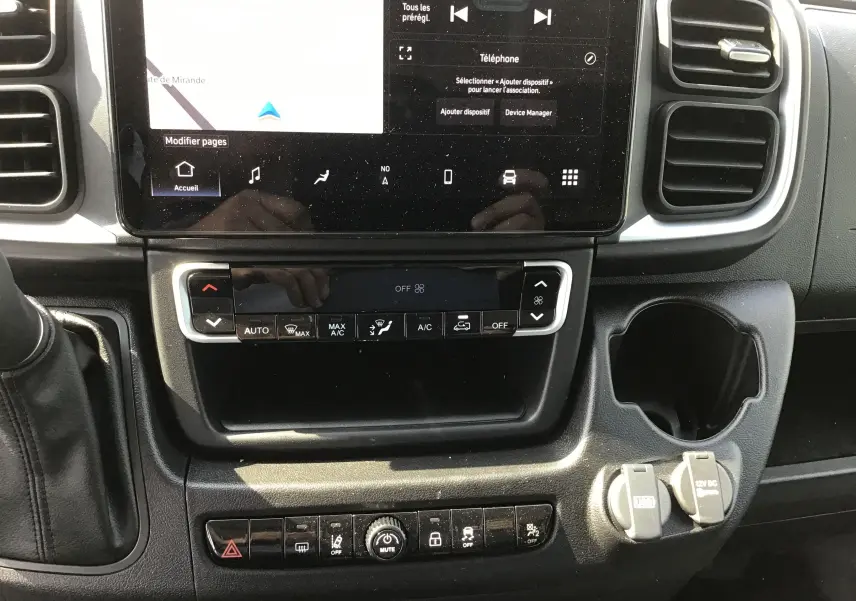 Tableau de bord du Peugeot Boxer Fourgon gris Artense, vue centrée sur la console avec écran tactile et commandes climatisation.