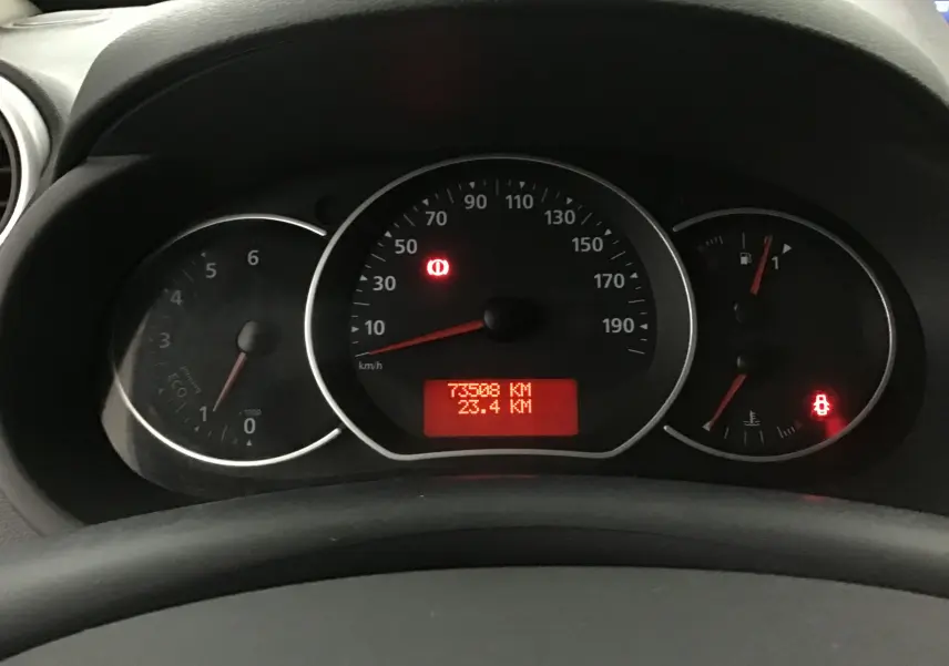 Tableau de bord du Renault Kangoo 2021, affichage du compteur kilométrique et voyants d'alerte allumés.