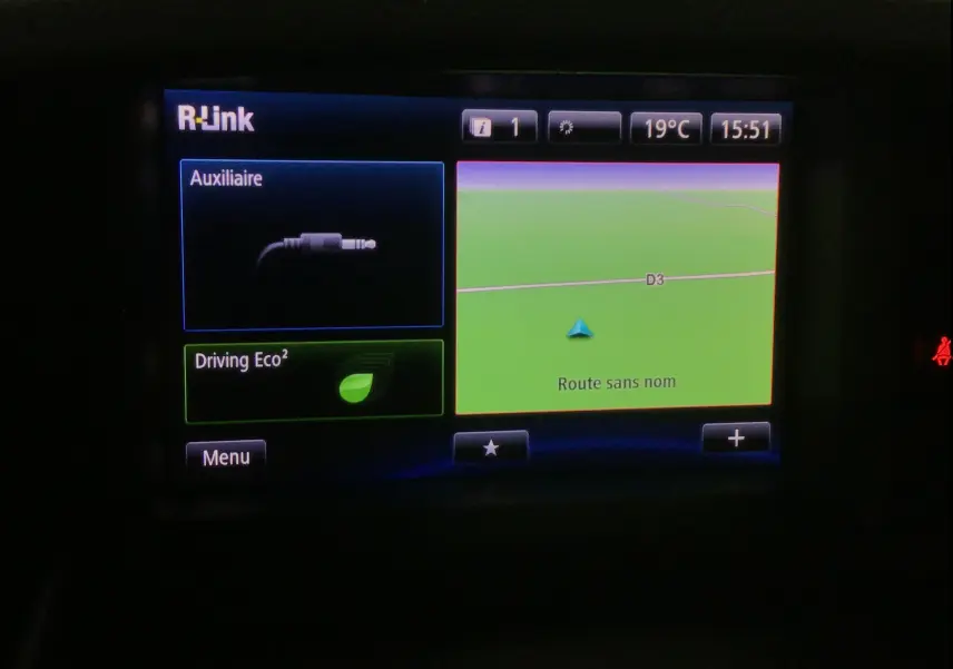 Écran tactile R-Link du Renault Kangoo 2021 affichant la navigation et les options auxiliaires en intérieur noir.