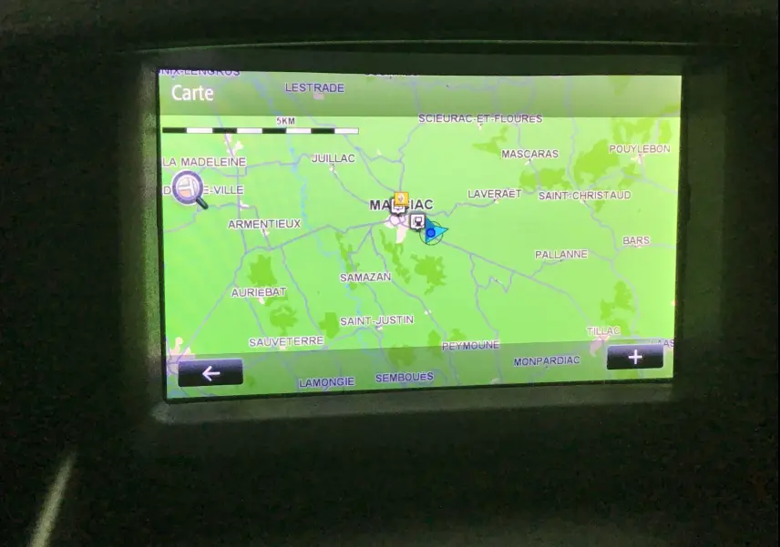 Écran de navigation du Renault Kangoo 1.5 Blue dCi 95 Extra, affichant une carte détaillée en intérieur du véhicule.